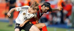 Großer Kampf im Olympiastadion. Die Deutsche Simone Laudehr und die Kanadierin Jonelle Filigno.
