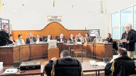 Vor dem Abschluss. Im kalabrischen Locri läuft seit April 2010 der Prozess gegen Giovanni Strangio, den mutmaßlichen Drahtzieher der Duisburger Mafiamorde vom August 2007. Die Staatsanwaltschaft fordert lebenslange Haft für Strangio. 