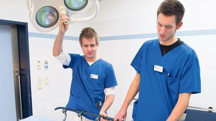 Großer Bedarf. Krankenhäuser und andere soziale Einrichtungen sind auf Freiwillige angewiesen. Foto: Jörg Sarbach /dapd
