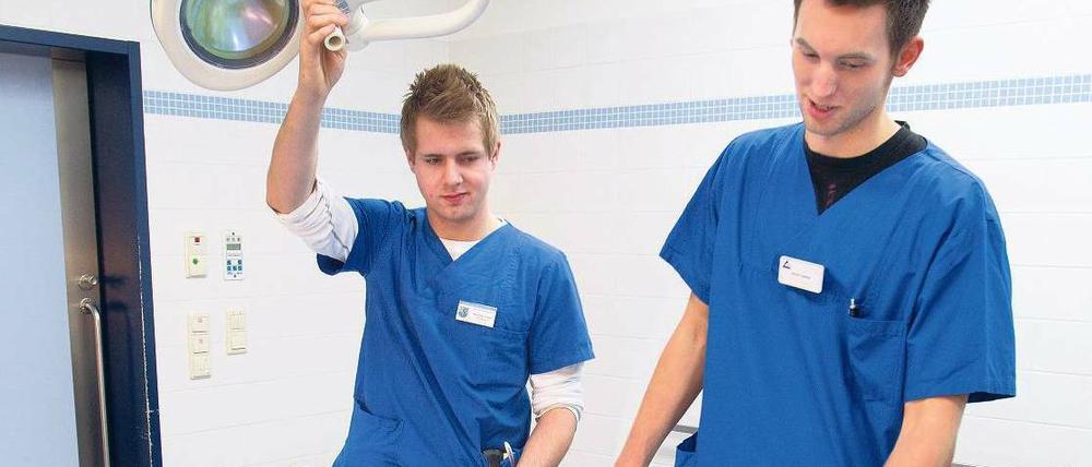 Großer Bedarf. Krankenhäuser und andere soziale Einrichtungen sind auf Freiwillige angewiesen. Foto: Jörg Sarbach /dapd