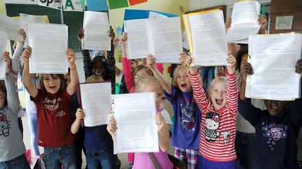 Am Dienstag gibt bekommen die Berliner Schüler ihre Zeugnisse. Manche Familien sind aber schon vor dem letzten Schultag in die Ferien gefahren.