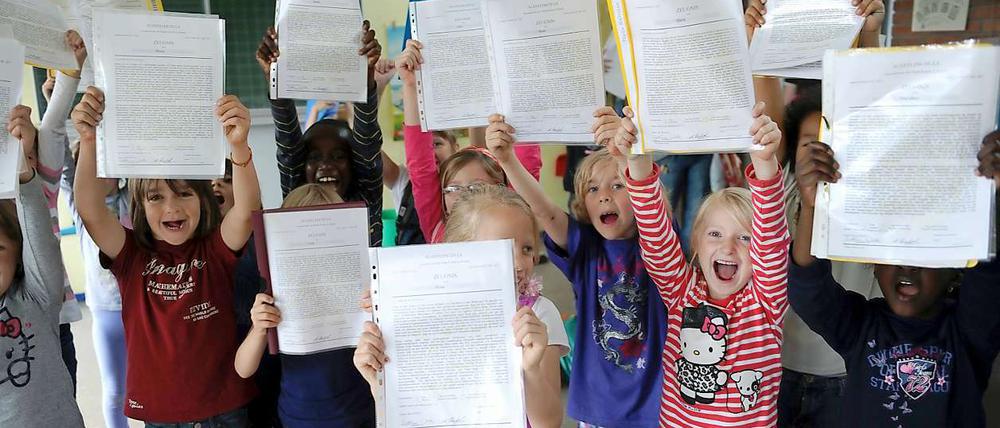 Am Dienstag gibt bekommen die Berliner Schüler ihre Zeugnisse. Manche Familien sind aber schon vor dem letzten Schultag in die Ferien gefahren.