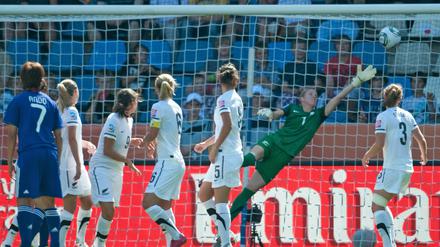 Per Freistoß: Der Ball segelt zum 2:1 für Japan ins Tor der Neuseeländerinnen.