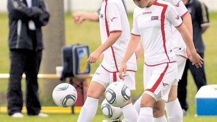 Hochhalten fürs Vaterland. Nordkoreas Fußballerinnen bereiten sich in Dresden auf die brisante Begegnung mit den Amerikanerinnen vor.
