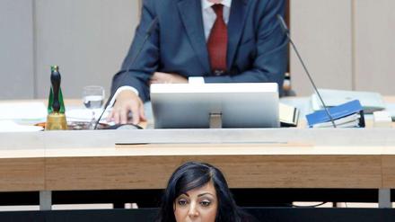 Reif für die Ferien. Parlamentspräsident Walter Momper (SPD) folgt der Rede der Linken-Abgeordneten Evrim Baba-Sommer. Man sieht sich wieder im Wahlkampf. 