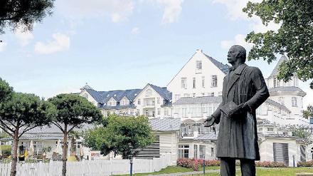 Im Land der Richter und Denker: Ein Theodor-Fontane-Denkmal steht vor dem Resort Schwielowsee. Zum Skandal fiele ihm bestimmt einiges ein.
