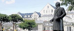 Im Land der Richter und Denker: Ein Theodor-Fontane-Denkmal steht vor dem Resort Schwielowsee. Zum Skandal fiele ihm bestimmt einiges ein.