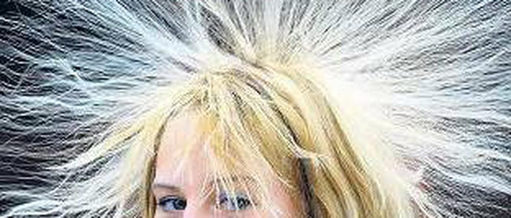 Elektrisiert. Jeder, der Haare hat, kennt das Phänom der elektrostatischen Aufladung. Foto: dpa-Zentralbild