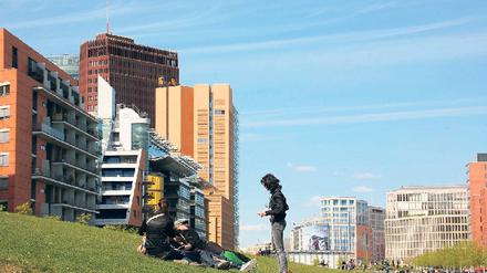 Gutes Geschäft. Der Investor SEB hat den Potsdamer Platz vor gut dreieinhalb Jahren für 1,4 Milliarden Euro gekauft. Heute ist das Areal deutlich mehr wert. Die SEB will nun Kasse machen und sucht einen Partner, der sich die Beteiligung etwas kosten lässt. 