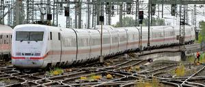 Peinliche Panne: Am Dienstag fuhr ein ICE einfach an einem planmäßigen Halt in Wolfsburg vorbei. Der Zugführer habe einen falschen Fahrplan erhalten, heißt es von Seiten der Deutschen Bahn.