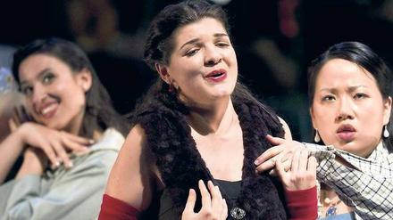 Dreieinig. Elvira Hasanagic (Irina), Anna Lapkovskaya (Mascha) und Lim Eun-Kyong (Olga) im Schillertheater.