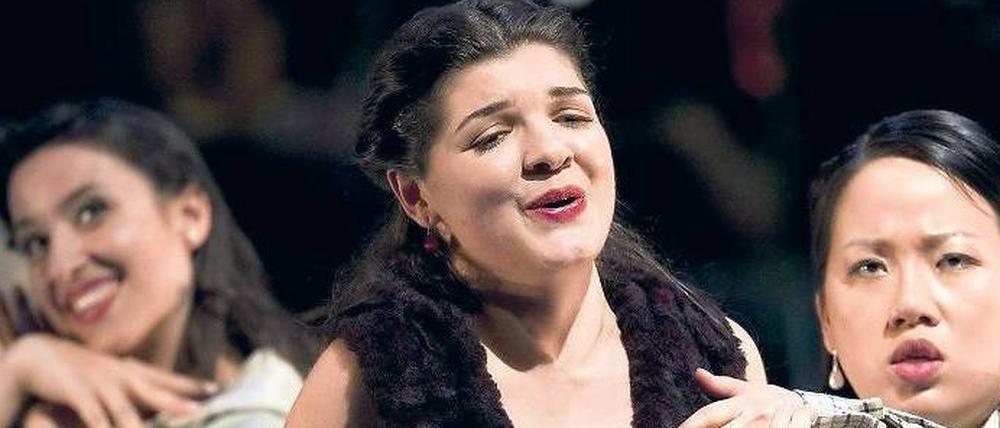 Dreieinig. Elvira Hasanagic (Irina), Anna Lapkovskaya (Mascha) und Lim Eun-Kyong (Olga) im Schillertheater.
