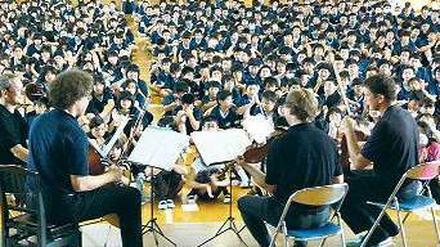 Wiederaufbau. Kooriyama in der Präfektur Fukushima. Die Autobahn dorthin ist nur 40 Kilometer vom havarierten Atomkraftwerk entfernt. Das Leipziger Streichquartett spielte am Dienstag in zwei Schulen vor über 2000 Kindern. 