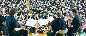 Wiederaufbau. Kooriyama in der Präfektur Fukushima. Die Autobahn dorthin ist nur 40 Kilometer vom havarierten Atomkraftwerk entfernt. Das Leipziger Streichquartett spielte am Dienstag in zwei Schulen vor über 2000 Kindern. 