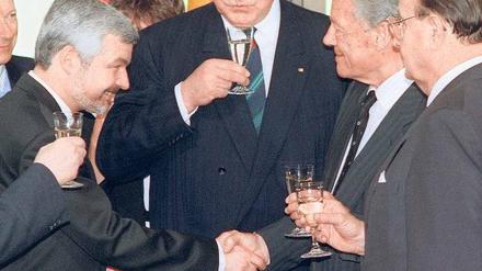 Unter Nachbarn. Im Juni 1991 reichen sich Polens seinerzeitiger Premier Krzystof Bielecki (links) und Alt-Bundeskanzler Willy Brandt nach der Unterzeichnung des deutsch-polnischen Vertrages die Hände. In der Mitte der damalige Kanzler Helmut Kohl, rechts der frühere Bundesaußenminister Hans-Dietrich Genscher. 
