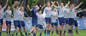 Und hoch die Hände. Herthas Spieler bei ihren ersten Übungen für die neue Bundesliga-Saison.