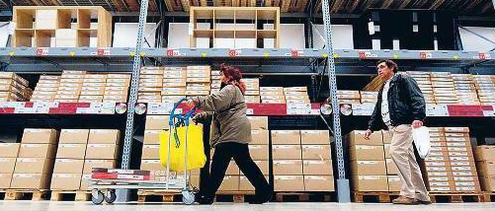 Einkauf im Lager. Eine Serie von Mini-Sprengkörpern ist seit Ende Mai in mehreren Ikea-Filialen in Europa gezündet worden. Bisher gingen weder Drohbriefe noch Erpresserschreiben bei dem Möbelhaus ein. 
