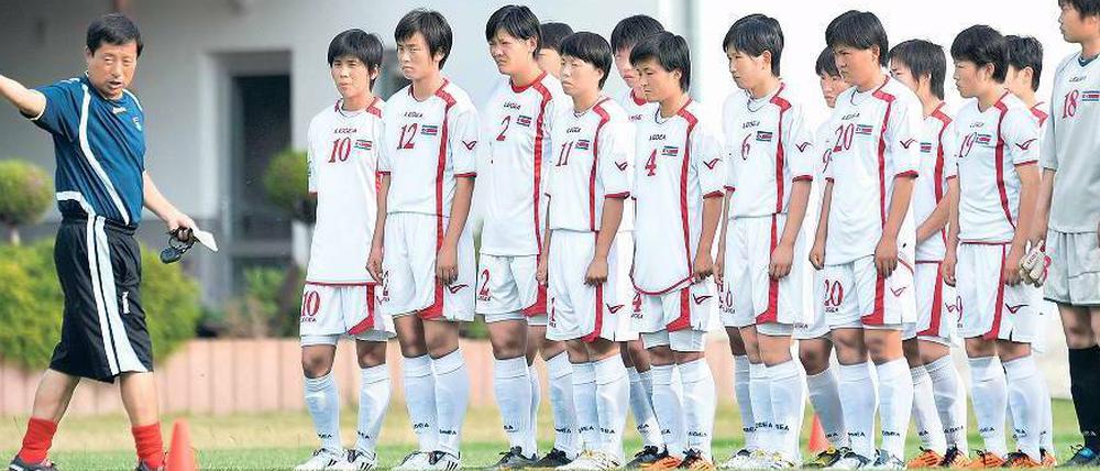 Aufgereiht für die WM. Die Nordkoreanerinnen trainierten in der Vorwoche in Leipzig für ihr brisantes Auftaktspiel am kommenden Mittwoch gegen die USA. 
