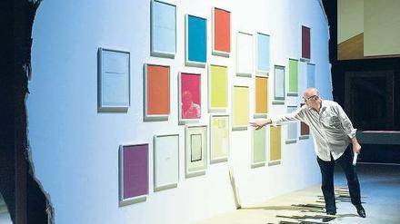 Museumsführer. In Berlin präsentiert Walid Raad seine Schau persönlich. Bei Gastspielen anderswo setzt er Schauspieler ein – wie auf diesem Bild. Der Künstler selbst lässt sich nicht fotografieren.