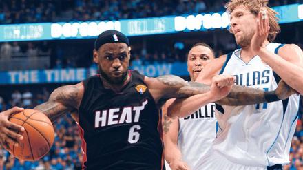 Schubkraft im Finale. LeBron James versucht, sich gegen Dirk Nowitzki durchzusetzen. In den fünf Finalspielen ist ihm das bisher nicht oft genug gelungen. Vor allem im letzten Viertel schwächelt er bisher.
