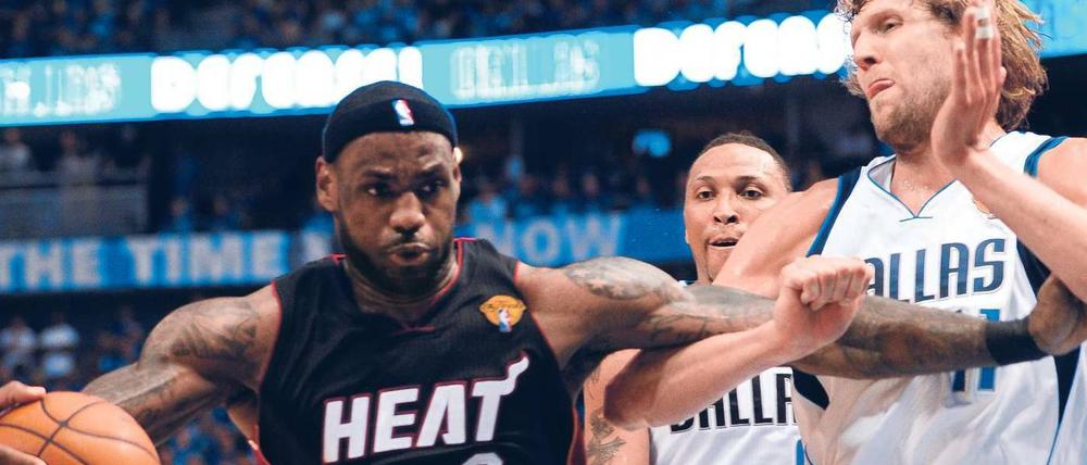 Schubkraft im Finale. LeBron James versucht, sich gegen Dirk Nowitzki durchzusetzen. In den fünf Finalspielen ist ihm das bisher nicht oft genug gelungen. Vor allem im letzten Viertel schwächelt er bisher.