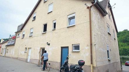 Der Tatort. Den Nachbarn des Hauses in der Neckarstrasse in Haßmersheim ist nichts aufgefallen. Die Familie wohnte erst seit März in dem Dorf und hatte wenig Kontakte. Foto: dpa
