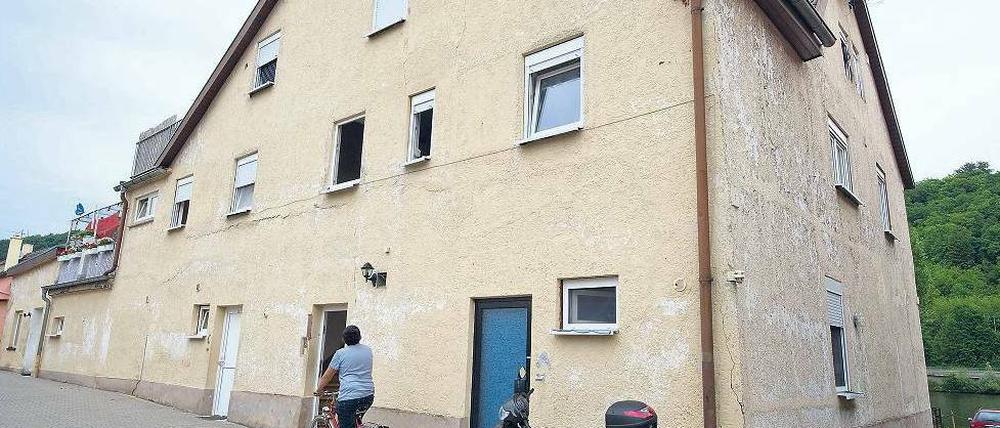 Der Tatort. Den Nachbarn des Hauses in der Neckarstrasse in Haßmersheim ist nichts aufgefallen. Die Familie wohnte erst seit März in dem Dorf und hatte wenig Kontakte. Foto: dpa