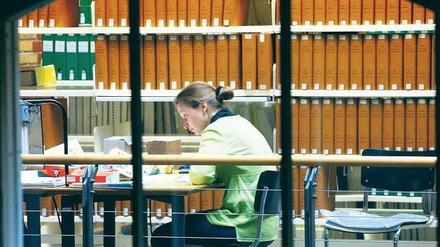 Unter Beobachtung. Universitäten wollen künftig Doktorarbeiten, die die Höchstnote bekommen sollen, von zusätzlichen Gutachtern bewerten lassen.