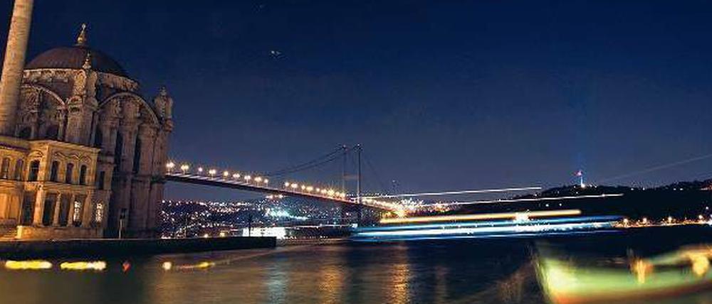 Brücke nach Asien. In Istanbul treffen zwei Kontinente und viele Kulturen zusammen. Der Islam – im Bild die Ortaköy-Moschee – ist die beherrschende Religion, aber bestimmt wird das Alltagsleben in der Türkei vor allem vom rasant wachsenden Wohlstand. 