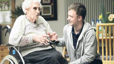 Dringend gebraucht werden freiwillige Helfer in vielen sozialen Einrichtungen. Denn durch das Ende der Wehrpflicht fallen 90 000 Zivi-Stellen weg. Foto: ddp