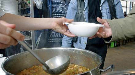 Immer mehr Geringverdiener gibt es in Berlin. Für sie ist die Suppenküche der letzte Ausweg, um ihre Mahlzeiten zu sichern, wenn der Verdienst nicht reicht.
