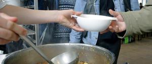 Immer mehr Geringverdiener gibt es in Berlin. Für sie ist die Suppenküche der letzte Ausweg, um ihre Mahlzeiten zu sichern, wenn der Verdienst nicht reicht.