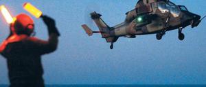 Einsatz gegen Gaddafi: Ein französischer „Tiger“-Transporthubschrauber bereitet sich nach einem nächtlichen Einsatz in Libyen auf die Landung auf dem Flugzeugträger „Tonnerre“ vor. Leiter der Libyen-Operation ist der kanadische General Bouchard. Foto: Joel Saget/AFP