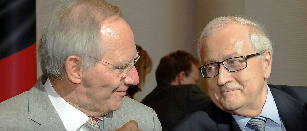 Bundesfinanzminister Wolfgang Schäuble (CDU, l) informiert den FDP-Vorsitzenden Rainer Brüderle über die Finanzkrise in Griechenland.
