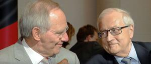 Bundesfinanzminister Wolfgang Schäuble (CDU, l) informiert den FDP-Vorsitzenden Rainer Brüderle über die Finanzkrise in Griechenland.