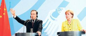 Mürrische Miene, freundliche Worte. Bundeskanzlerin Angela Merkel (CDU) sparte bei der Pressekonferenz mit Ministerpräsident Wen Jiabao nicht mit Lob für die gemeinsamen Beziehungen. 