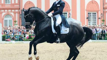 Star in der Manege. Matthias Rath war am Wochenende in Wiesbaden nur schmuckes Beiwerk. Die meisten Zuschauer wollten das Zehn-Millionen-Euro-Pferd sehen. Foto: dpa
