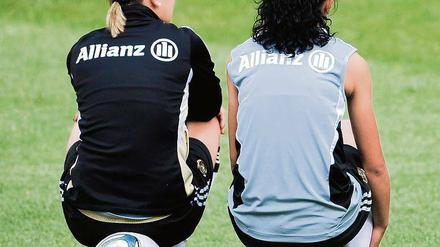 Warten auf den Anpfiff. Nicht nur die Spielerinnen (hier Goeßling und Bajramaj) sehnen den WM-Start herbei.