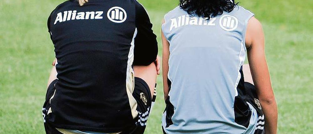 Warten auf den Anpfiff. Nicht nur die Spielerinnen (hier Goeßling und Bajramaj) sehnen den WM-Start herbei. 