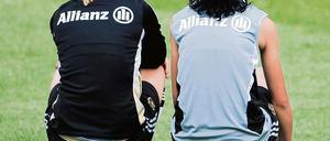 Warten auf den Anpfiff. Nicht nur die Spielerinnen (hier Goeßling und Bajramaj) sehnen den WM-Start herbei.