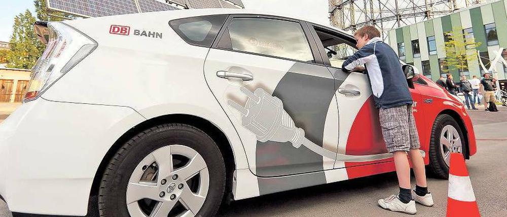 Einblick. Bei der Langen Nacht der Wissenschaften gab es wieder jede Menge Technik zu bestaunen. Das Thema „Elektroauto“ war gut vertreten. An der Technischen Universität und am Gasometer in Schöneberg konnte man Probe fahren.