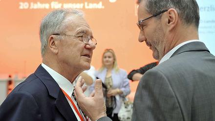 Schwieriges Erbe. Noch im vergangenen Jahr ehrte Matthias Platzeck seinen Vorgänger.