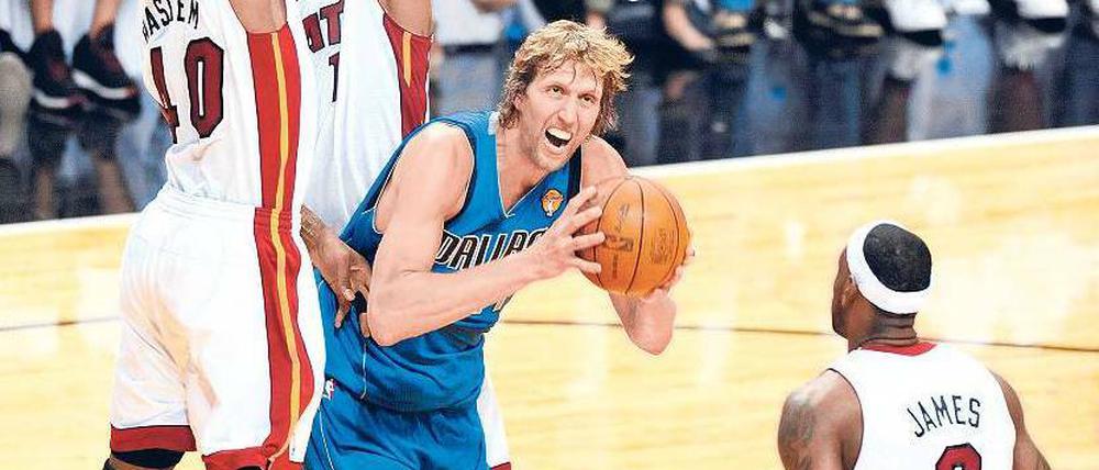 Einer ist nicht zu bremsen. Selbst drei Gegenspieler konnten Dirk Nowitzki im zweiten Finalspiel der NBA zwischen seinen Dallas Mavericks und den Miami Heat nicht stoppen. Foto: dpa