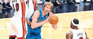 Einer ist nicht zu bremsen. Selbst drei Gegenspieler konnten Dirk Nowitzki im zweiten Finalspiel der NBA zwischen seinen Dallas Mavericks und den Miami Heat nicht stoppen. Foto: dpa