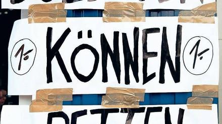 Gehacktes für Babelsberg. Helfende Fans verkauften Buletten für einen Euro. Foto: dpa