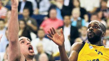 Langfinger. In Spiel zwei der Finalserie war Alba Berlin (hier links Yassin Idbihi mit Derrick Allen) den Bambergern auch bei den Rebounds ebenbürtig. Foto: dpa