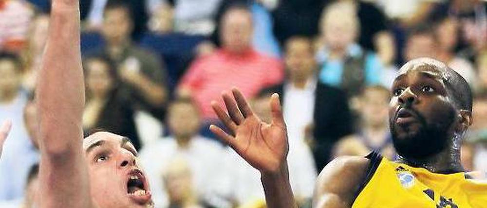 Langfinger. In Spiel zwei der Finalserie war Alba Berlin (hier links Yassin Idbihi mit Derrick Allen) den Bambergern auch bei den Rebounds ebenbürtig. Foto: dpa