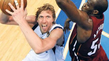 Erreicht den Korb mit mit Müh’ und Not. Auch ein Infekt hielt Dirk Nowitzki nicht davon ab, kurz vor Schluss die vorentscheidenden Punkte zum 84:81 zu erzielen. Foto: AFP