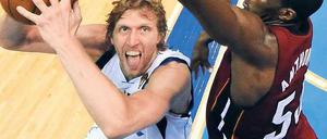 Erreicht den Korb mit mit Müh’ und Not. Auch ein Infekt hielt Dirk Nowitzki nicht davon ab, kurz vor Schluss die vorentscheidenden Punkte zum 84:81 zu erzielen. Foto: AFP