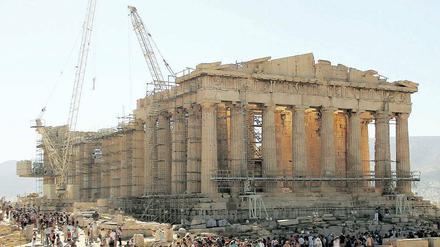 Reparaturbedarf. Die Akropolis, das Wahrzeichen Athens, steht nicht zum Verkauf. Allerdings erwarten die EU-Partner von den Hellenen, dass sie ein umfangreiches Programm zur Privatisierung in Angriff nehmen. Der Verkauf staatlicher Immobilien und Privatisierungen könnten rund 50 Milliarden Euro in die Kassen Athens spülen. 
